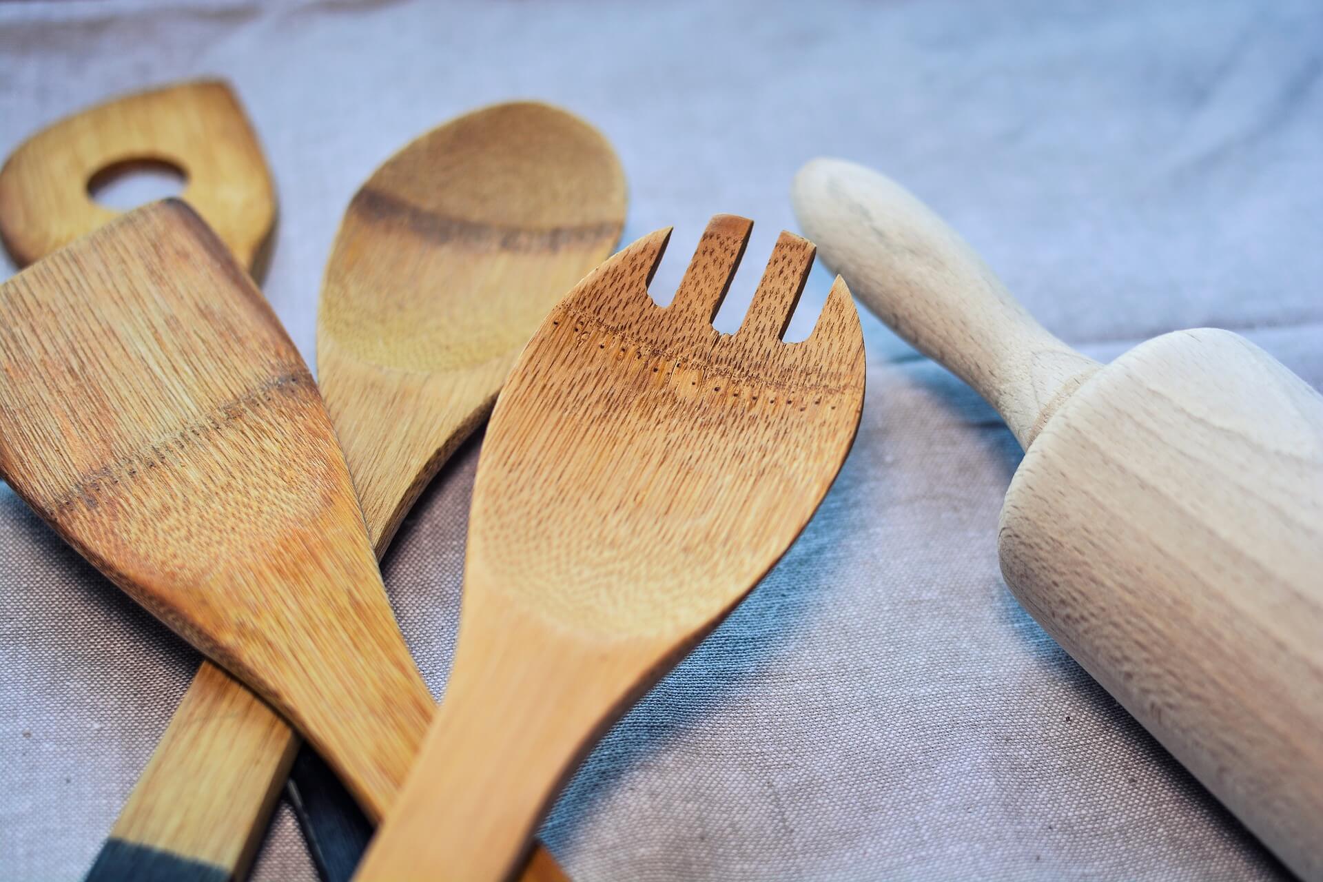en la cocina utiliza utensilios de madera en lugar de utensilios de plástico